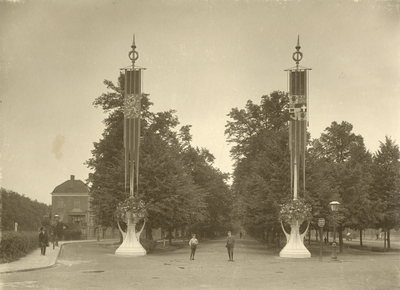 98487 Afbeelding van de versiering op de Maliebaan te Utrecht, in de vorm van twee reusachtige vazen met bloemen en ...